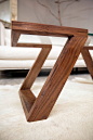 Table basse Evans : La Table basse Evans est la pierre angulaire de notre Collection dEvans. Main faite de noyer noir massif, la table est garnie de 5 couches de main