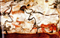 拉斯科洞窟壁画
到了新石器时代，人类开始有计划地改造山洞，让它不再纯然是大自然的产物，开始有了人类自己的印记。最有名的证据就是法国等地一些山洞中发现的原始人的壁画（右图是法国Lascaux山洞壁画，此类壁画中最有名者）。这些就是最原始的“装饰”。人类的创造力从此开始显现。