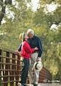 I love it when I see old couples in love because it makes me believe that true love does exist. 我钟爱的情景就是遇见那些老了还依旧恩爱的人们，因为这让我相信真爱真的存在。