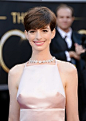 Anne Hathaway at the Oscars. See all the red-carpet beauty looks when you click.