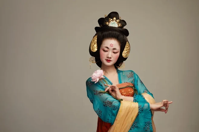 李颖臻设计制作的具有唐代风尚的中国传统首...