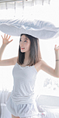 肌肤雪白长相清秀的亚洲美女居家文艺生活照