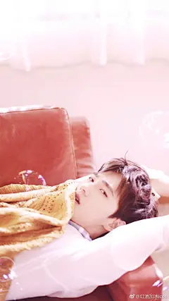 #杨洋##杨洋三生三世十里桃花##杨洋一武绎林动#  又可以换手机壁纸了，杨总这盛世美颜，怎么看都好看@杨洋icon ​​​​