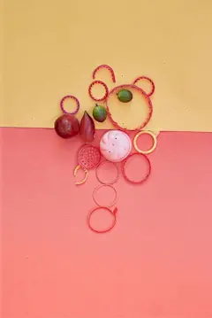 【垃圾们的小清新”艺术照“】艺术家Thirza Schaap的艺术项目Plastic Ocean（塑料海洋），她在海边捡到的这些被人胡乱丢弃的垃圾，先是温柔地清洗，再以令人倍感愉快的方式排列组合，最后在家中厨房或是工作室布景拍摄。这些照片为什么会这么吸引人？除了清新舒适的画面色调，最重要的还是在于它们的矛 ​​​​...展开全文c