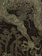 海水龙纹螺钿花棱盘。元代。东京国立博物馆藏。螺钿是用贝类的外壳磨制成薄片，镶嵌在木器、漆器、或者金属器物表面的装饰工艺。盘上装饰五爪龙盯视火焰宝珠。龙面部，眼球，鳞片与脊鳍分别采用不同色的螺钿，以展现不同的色彩。背景绘有云及霞、波涛、岩石、树木。 (1)