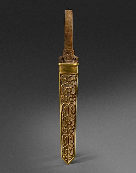 芮桓公的镂空龙纹金剑鞘和玉剑梁带村芮国墓地27号墓出土