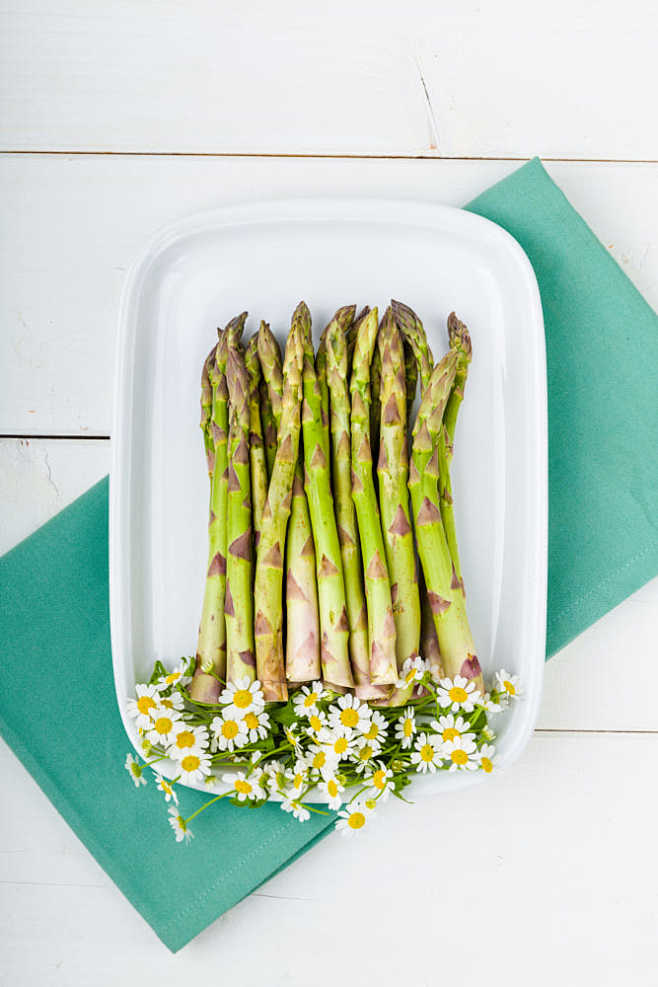 Fresh green asparagu...