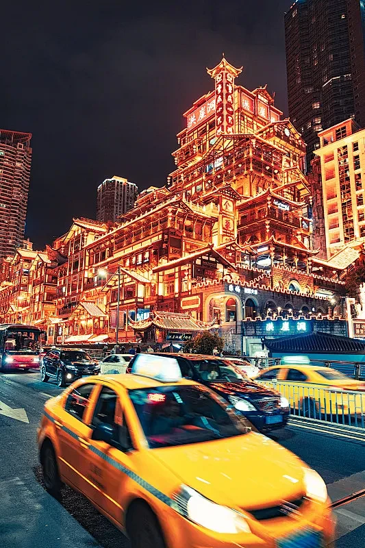 中国重庆著名旅游景点洪崖洞长曝光夜景 黄...