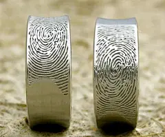 创意指纹婚戒Etsy 卖家推出了一项戒指的定制服务，就像是我们人体指纹的神秘与从来不同，利用墨水印制在纸上传真到卖家手中，然后他们就会将这个指纹印制在戒指之上，两个人的独一无二.@北坤人素材