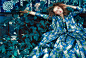 琳赛・威克森的梦幻连衣裙-Harper Bazaar英国-花卉壁纸和丰富多彩的绽放环绕，让每场镜头都让人眩晕，高领蕾丝和丝绸连衣裙上展示了她秀美时尚---酷图编号1173783