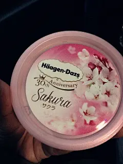 哈根达斯的樱花冰激凌，其实和草莓味差不多。285日元（18元左右！和国内比起来就...