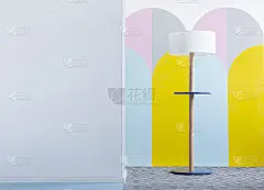 空墙旁边有一盏现代灯，墙上挂着五颜六色的弧线。把你的海报
