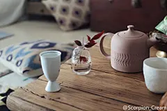 早晨，洗了衣物，收拾房间，去楼下买了零嘴水果。天气真好，朋友们带了好喝的酒和甜点来，喝了一轮茶，再喝完了桃花酿。聊着，笑着，好日子～ ​​​​