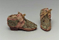 童装们简直不能更可爱！ Pair of children's shoes - 16th C. - Italy From：http://pinterest.com/frankiehaney/fashion-vintage-1600-s-1700-s/