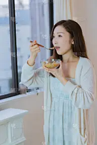 女人,谷类食品,垂直画幅,什锦烤燕麦片,膳食,早晨,仅成年人,日本人,长发,青年人