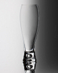 曲线妖娆的玻璃杯，高 21.2cm，口边缘薄，一手能握，正在折扣中，可以收来喝啤酒。 仅售:19元