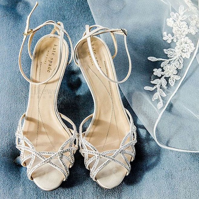 婚礼中装点新娘的美丽，一双闪闪发亮的婚鞋