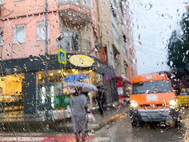 一个下雨天过马路的女人的剪影。