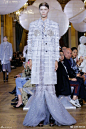 #2018春夏时装周#【#巴黎时装周#|T台秀场】Thom Browne 2018春夏系列以童话世界为基调，他认为时尚是幻想，放大梦想，所以模特装扮成独角兽，美人鱼，男人穿着白色的纱裙套装，紧身胸衣等，把幻想带入现实，而珍珠亮片的细节装饰更是展现了设计师追求服装的态度。组图>>OThom Browne 2018春夏 更多 ​​​​...展开全文c