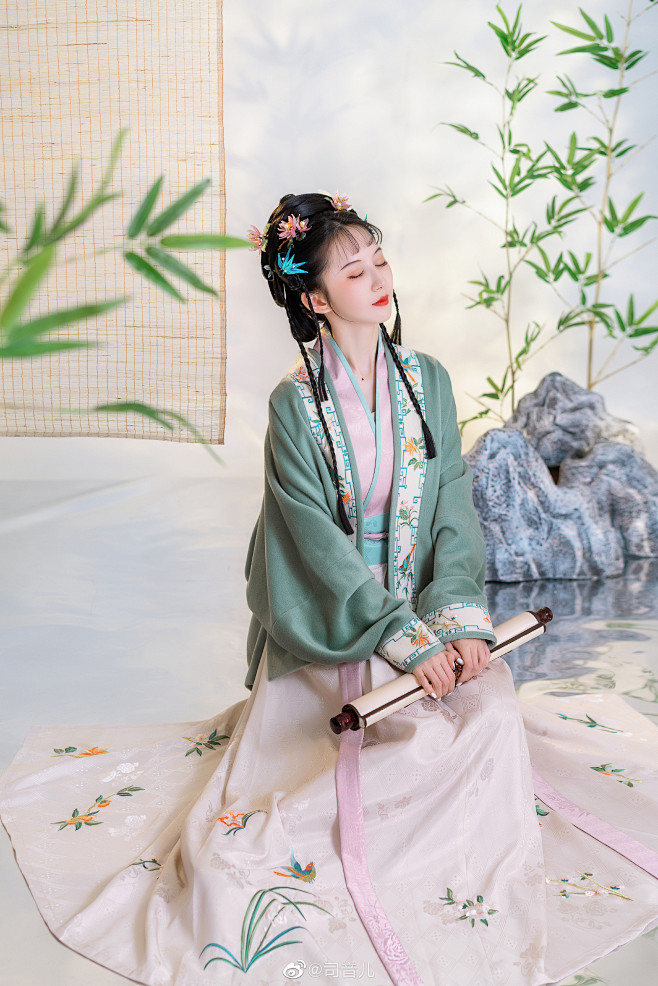  燕子不归春事晚  一汀烟雨杏花寒

 ...