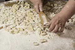 桌上放着汤圆