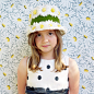7岁的小孩子们戴着上世纪50年代流行的淑女帽，不仅表现出在花朵衬托下，孩子们自然散发出的芬芳气息，还唤回人们盛装打扮，迎接美好春天的，属于那个年代的记忆。摄影师：Aline Smithson 