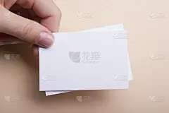 手持白色背景上的白色名片