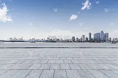 全景天际线和现代商业办公建筑与空的道路，空的混凝土广场地板