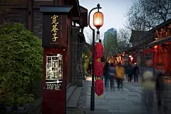 宽窄巷子作为成都的一张名片，已经成为外地游客到成都必去的景点之一，在这里，你可以品尝到最地道的美食，体会到最民风民俗的川西风情。