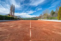 空阔的网球比赛运动场地摄影图片