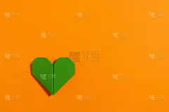 在情人节，用彩色纸制作的心形祝福送给相爱的情侣，以黄色为背景