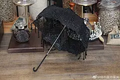 “她走在美的光影里，好像
无云的夜空，繁星闪烁；
明与暗的最美的形象
凝聚于她的容颜和眼波，
融成一片淡雅的清光
浓艳的白天得不到的恩泽。”
久等啦~蛋黄新品上新!bjd饰品蕾丝伞，具体详情在p5，感谢大家长久以来的支持，转发加关注，抽两个小伙伴分别送出首饰组和蕾丝伞一把@微博抽奖平台  ​​​​...展开全文c
