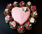 超浪漫的心形翻糖蛋糕 搭配玫瑰杯子蛋糕