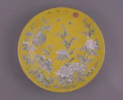 黄地墨彩花蝶纹盘