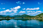 湖与蓝天背景