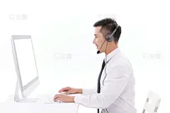 人物系列实景感坐在电脑前帮客人解答的客服