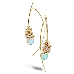 Opal Candy Drop 黄金耳环，by Tejen。主石为两颗球形澳大利亚白欧泊，镶嵌总重1