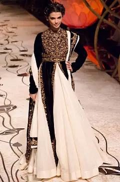 Rohit Bal India Bridal Fashion Week。    印度新娘嫁衣 @插画家园@摄影之友@插画圈 @设计写真馆
