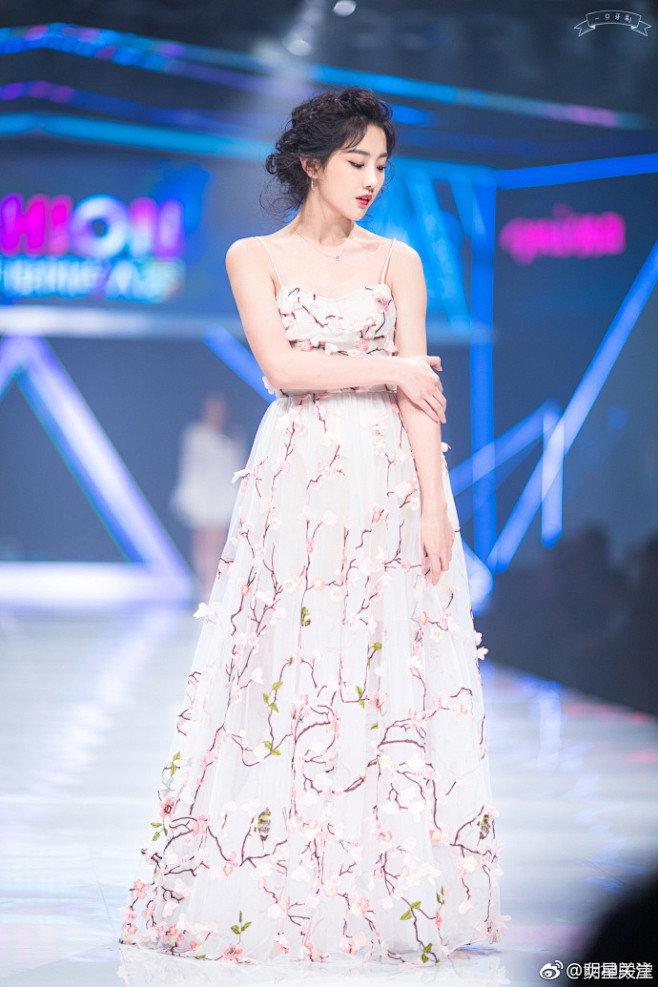 t台上的李艺彤身着白色薄纱礼服小仙女降临颜值气质满分676767
