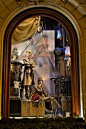 Fall window display at the Ralph Lauren Saint Germain store in Paris. Très, très bien!