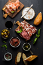 Wine snack set. Glass of red, meat selection, mediterranean olives, sun-dried tomatoes, baguette... by Anna Ivanova 
on 500px 火腿 面包
