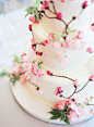 甜蜜浪漫粉色梦，樱花主题婚礼灵感+来自：婚礼时光——关注婚礼的一切，分享最美好的时光。#樱花婚礼蛋糕#