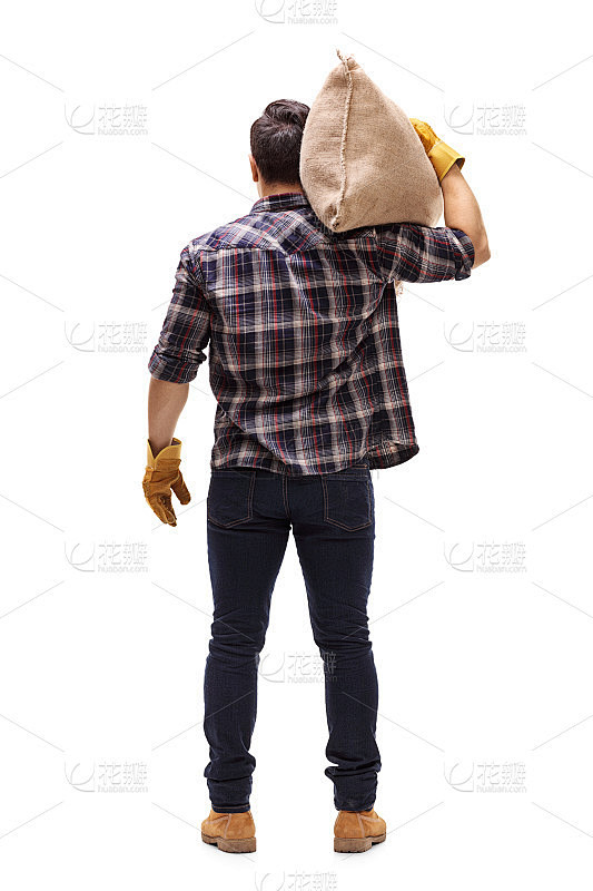 肩上扛着麻袋的男性农民