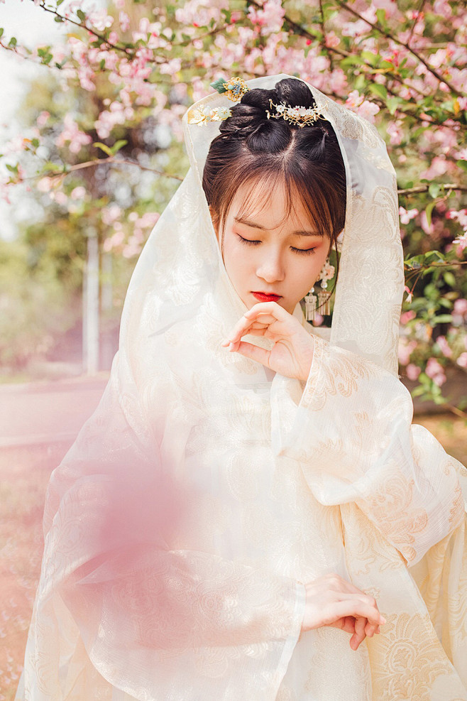 赌书消得泼茶香，轻栀窗侧风几番。 栀子如...