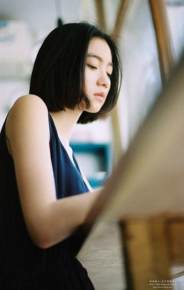 短裙美女短发的盯