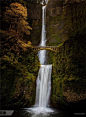 美国俄勒冈州摩特诺玛瀑布（Multnomah Falls） 站在桥上欣赏这等瀑布美景，不得不佩服大自然的力量。