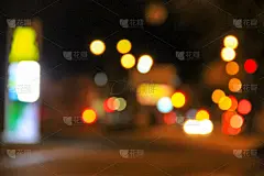 夜景模糊了车灯