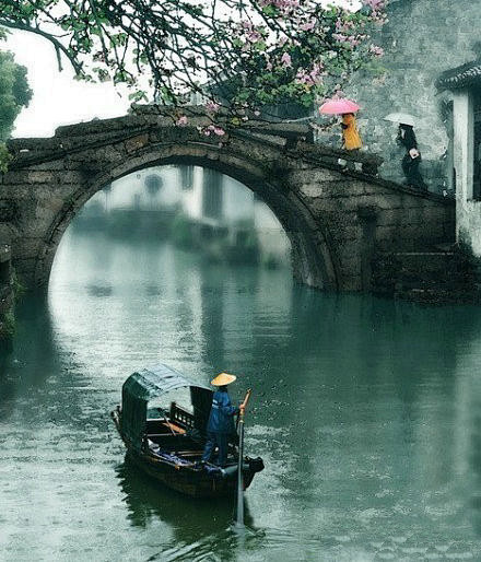 烟雨江南，撑一把油纸伞，你在桥上看风景，...