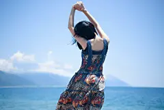 如果你觉得你去的城市没有什么特殊的气息
那你就带几件你觉得比较好看且合身的衣服