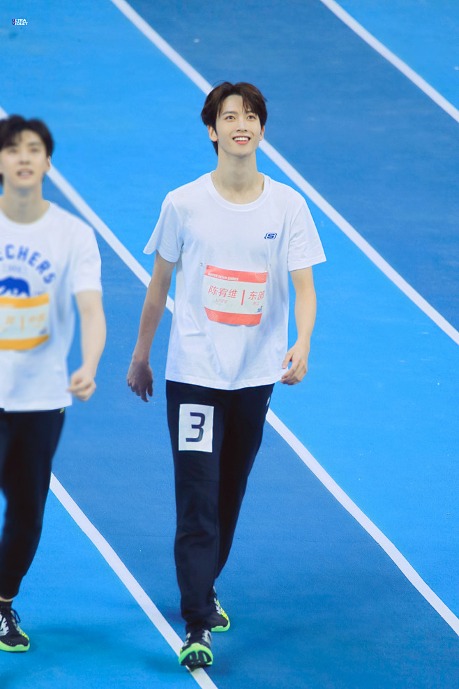 像是电影场景一般的奇妙遇见我站在这头你出现在那